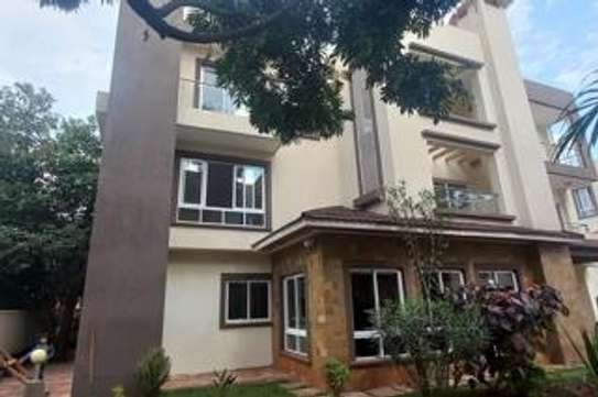5 Bed House with En Suite at Lavington Green image 16