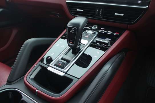 Porsche Cayenne S Leather Sunroof 2018 33,000 Kms image 5