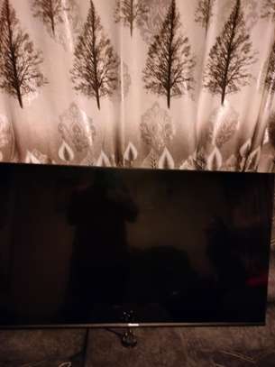 Hisense 43 frameless TV image 3