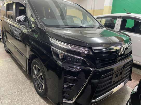 Toyota voxy image 4