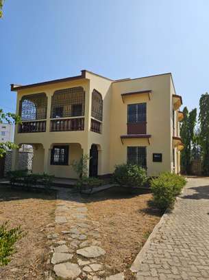 3 Bed Townhouse with En Suite at Nyali image 3