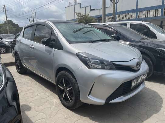 Toyota vitz 2013 Silver image 1