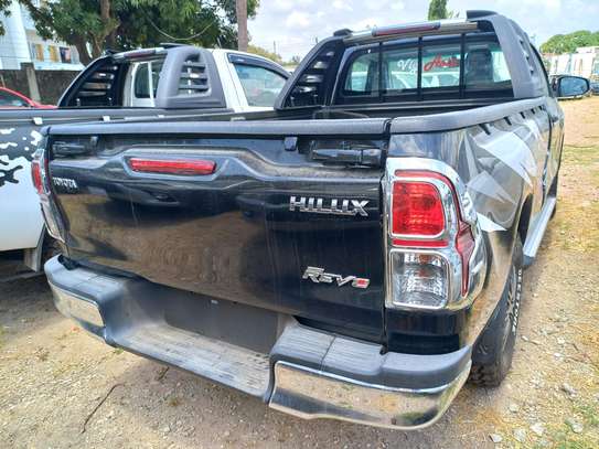 TOYOTA HILUX PICK UP. image 4