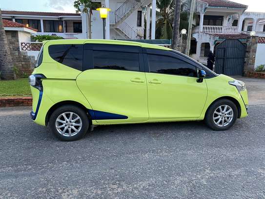 Almost new Toyota sienta image 3
