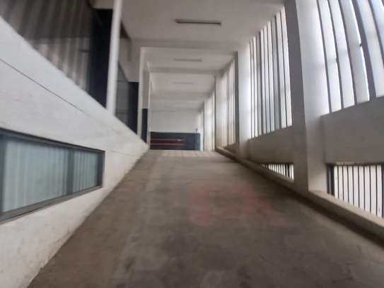 6,499 ft² Warehouse with Parking in Industrial Area image 6