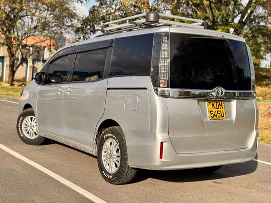 Toyota voxy image 3