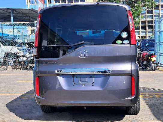 Honda stepwgn image 10