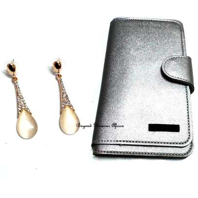 Womens Silver leather wallet with crystal earrings image 1