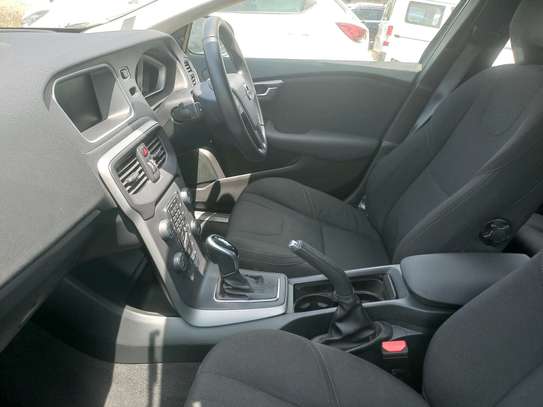 VOLVO V40 T3 PETROL. image 1