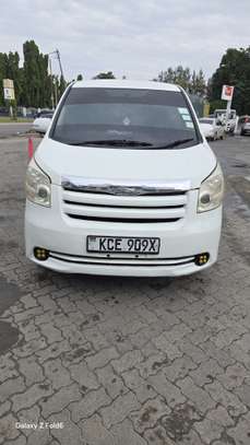 Toyota Noah KCE image 2