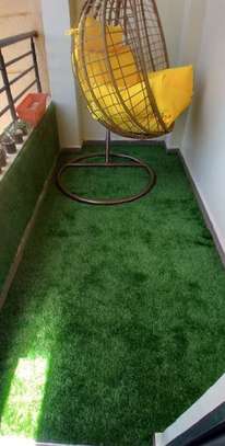 Relaxing area well fitted in artificial grass carpet image 2