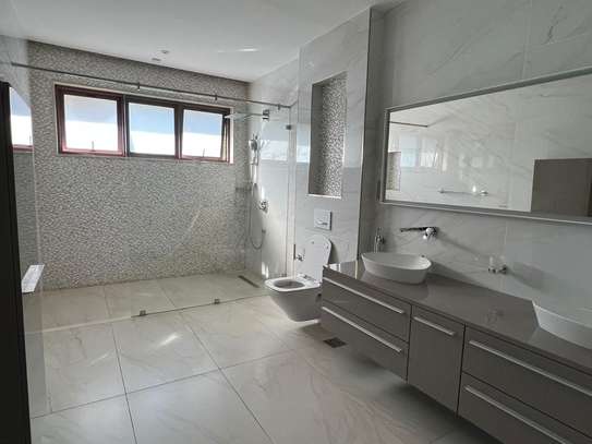 5 Bed House with En Suite in Spring Valley image 7