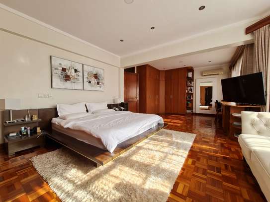 5 Bed Villa with En Suite in Brookside image 9