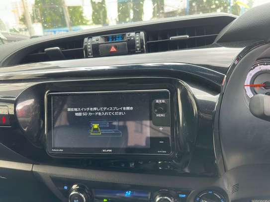 Toyota HILUX Double Cabin image 8