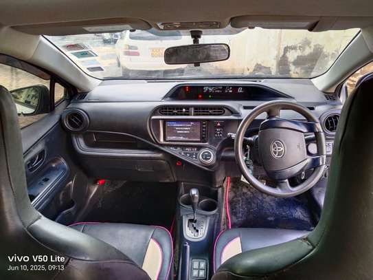 Toyota Aqua KDJ image 4