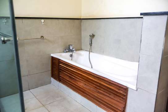 5 Bed Townhouse with En Suite in Lavington image 2