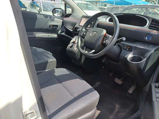 Toyota sienta hybrid image 3