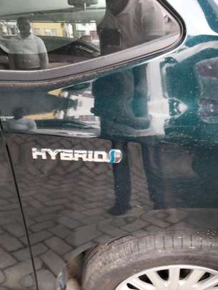 Toyota voxy hybrid image 6