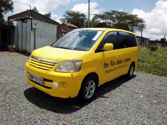 TOYOTA NOAH best for family and business image 2