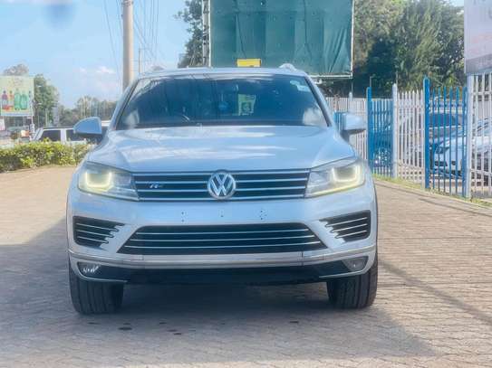 Volkswagen Touareg R-Line Year 2015 New shape with moonroof image 2