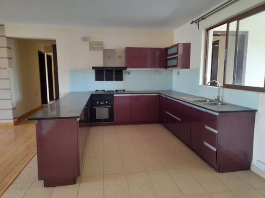 3 bedroom All ensuite + Dsq apartment to let. image 3