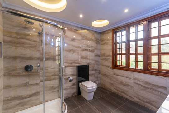 5 Bed House with En Suite in Ridgeways image 17