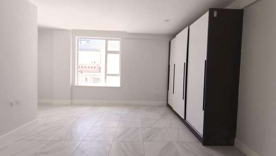 3 Bed Apartment with En Suite at Rhapta Rd image 6