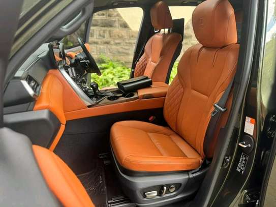 2024 Lexus LX600 VIP edition image 5