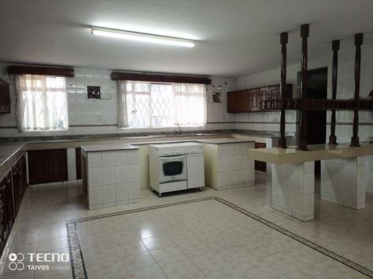 7 Bed House with En Suite at Benin Dr image 34