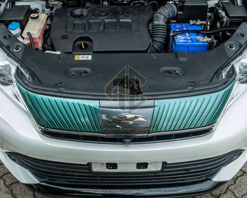 2018 Toyota harrier image 3