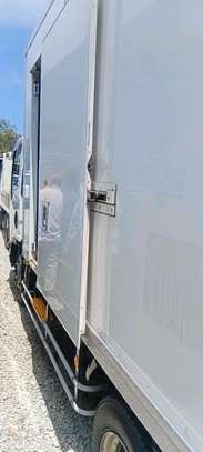 ISUZU NPR85 freezer image 6