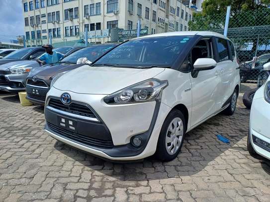 Toyota sienta hybrid image 7