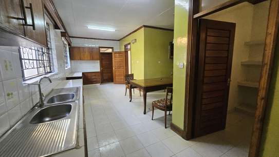 5 Bed House with En Suite in Gigiri image 8