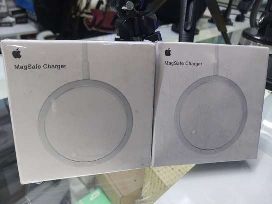 Apple wireless MagSafe Charger image 1