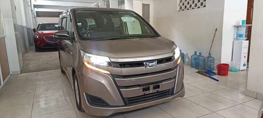 Toyota Noah hybrid Gold 2018 image 2