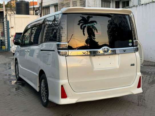 Toyota Voxy Hybrid white 2019 image 9