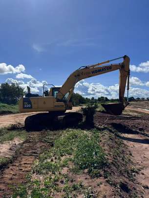 🚜 Komatsu PC220 Excavator For Sale – Ready to Work in Kenya! image 2