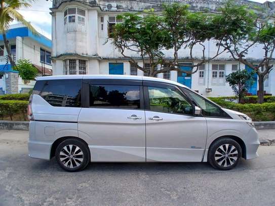 Nissan Serena silver image 3