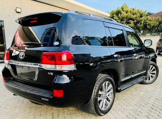 Toyota Land cruiser ZX V8 black color 2018 model image 9