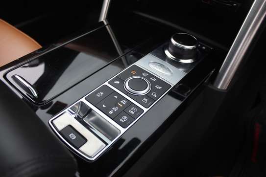 Landrover Discovery 5 7 Seater 2018 75,000 Kms image 6