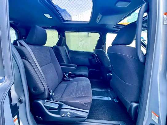 Toyota Noah sunroof image 2
