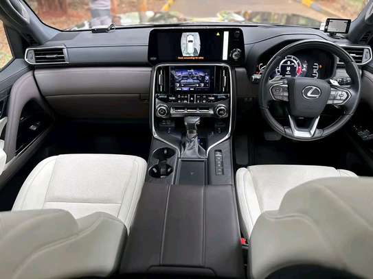 2023 Lexus LX600 image 4