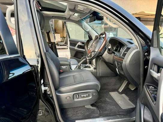 Toyota Land cruiser ZX V8 black color 2018 model image 4