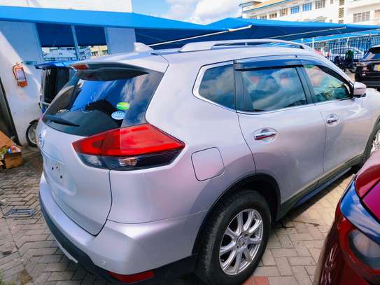 Nissan X-trail Silver 2018 image 9