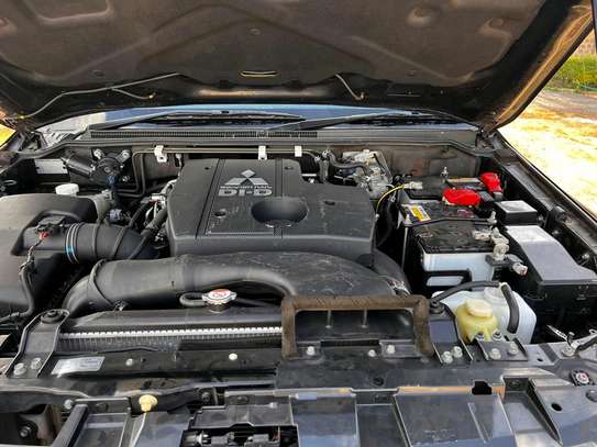 Mitsubishi Pajero white color 2018 model fully loaded image 5