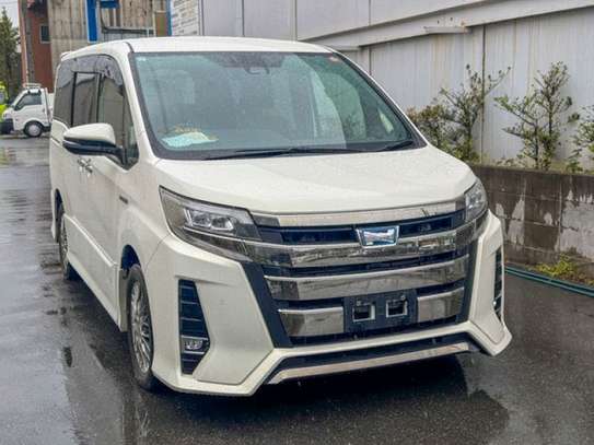 Toyota Noah hybrid white wxB 2019 image 3
