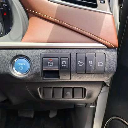 Toyota Harrier White hybrid 2018. 2wd image 5
