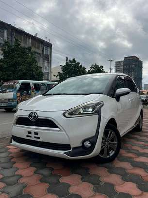 Toyota sienta hybrid image 5