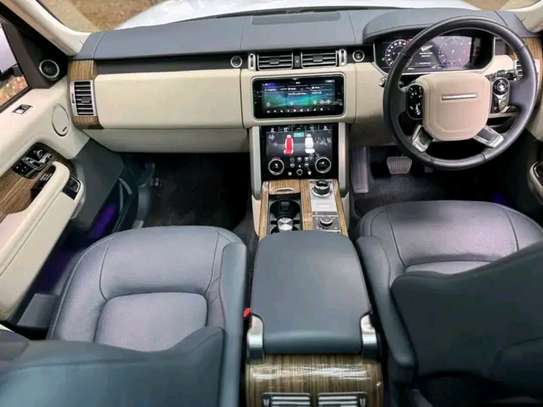 2019 Range Rover Vogue image 2