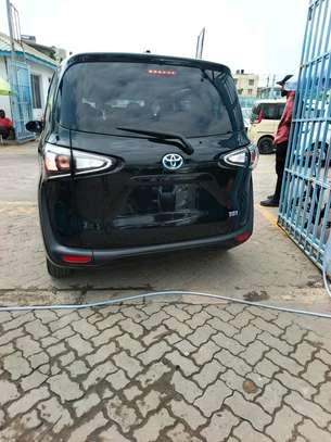 Toyota sienta hybrid image 12